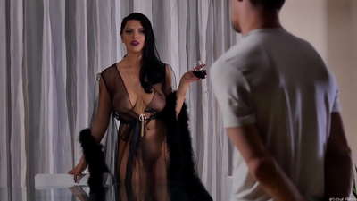 Slet Kira Queen nodigde haar buurman uit voor thee en neukte hem op de eettafel