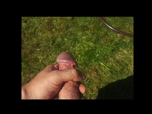 ❤️ Hete hottie laat zich in haar roze kutje neuken en spuitend klaarkomen in een zomerse tuin Sex at us ❌