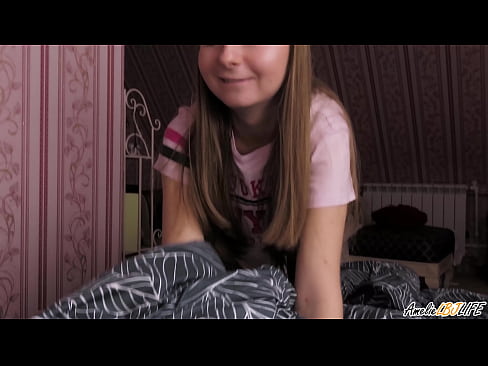 ❤️ Blondie zuigt haar BFF's diep en krijgt Cum in haar mond Sex at us ❌